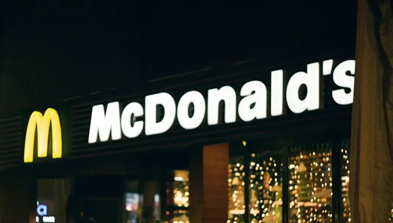 Photo of the full lit channel letters sign used by the Mc Donalds brand in the storefront.